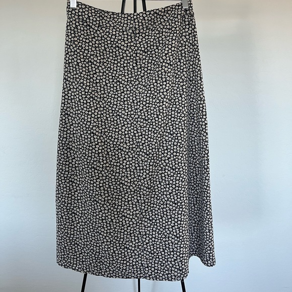 SHEIN FLOWER SKIRT - Picture 2 of 4